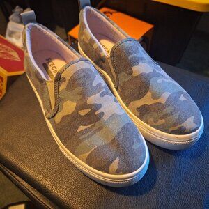 Sketchers camo slip on